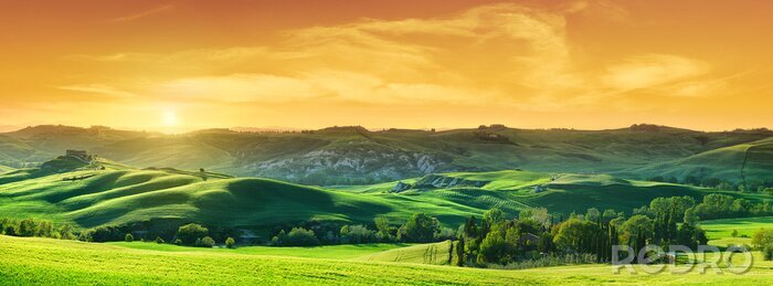 Canvas Idyllic view, green Tuscan hills in light of the setting sun
