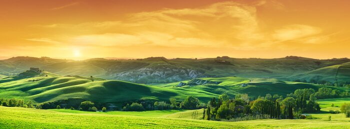 Canvas Idyllic view, green Tuscan hills in light of the setting sun