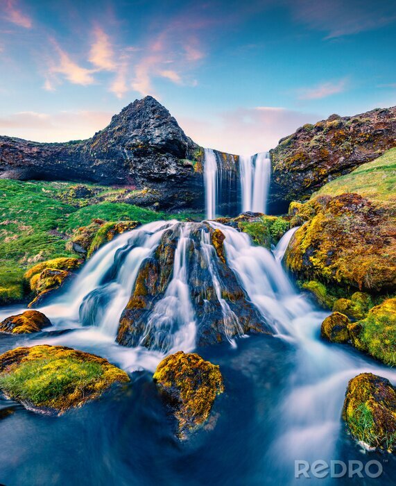 Canvas IJslands landschap met een waterval