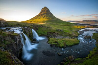 IJslandse waterval bij de berg