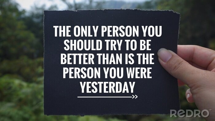 Canvas Inspirerend en motiverend citaat - 'De enige persoon die je moet proberen beter te zijn dan de persoon die je gisteren was' werd geschreven op een zwart papier. Wijnoogst gestileerde onscherpe achterg