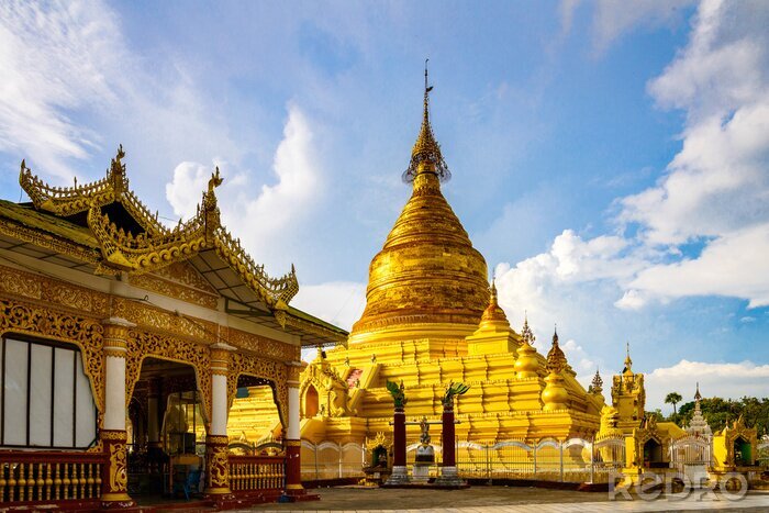 Canvas It's Kuthodaw Pagoda (Mahalawka Marazein), (Royal Merit), is a Buddhist stupa, in Mandalay, Burma (Myanmar), that contains the world's largest book.