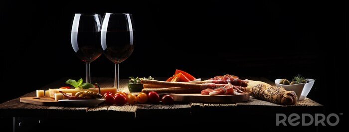 Canvas Italiaanse antipasti wijn snacks set. Kaas variëteit, mediterrane olijven, crudo, Prosciutto di Parma, salami en wijn in glazen over houten grunge achtergrond.