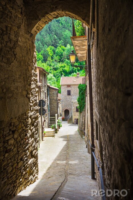 Canvas Italiaanse straat in een kleine provinciestad Toscaanse