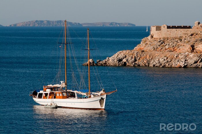Canvas Jacht dichtbij Hydros eiland, Griekenland