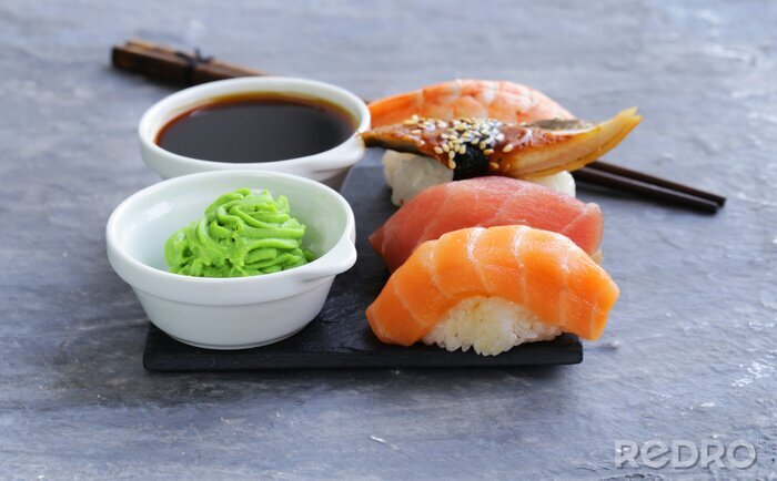 Canvas Japanse traditionele voedsel sushi met zalm, tonijn en garnalen
