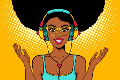 Jonge sexy Afro-Amerikaanse zwarte vrouw met open glimlach in koptelefoon luisteren naar de muziek en het verspreiden van haar handen. Vector heldere achtergrond in pop art retro grappige stijl. uitno