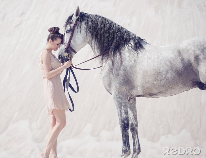 Canvas Jonge vrouw met een paard