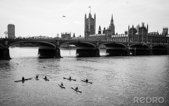 Canvas Kano door de rivier de Theems bij Westminster Bridge, in zwart-wit