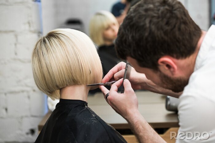 Canvas Kapper knippen haar cliënt in salon met scheerapparaat close-up.