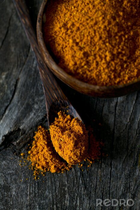 Canvas kerriepoeder op houten oppervlak