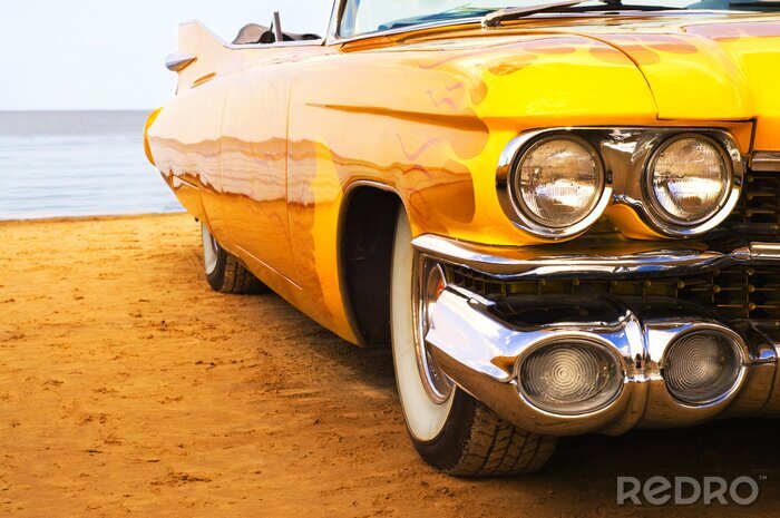 Canvas Klassieke gele vlam schilderde Cadillac bij strand
