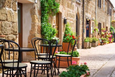 Canvas Klein restaurant door de straat in de oude binnenstad italië