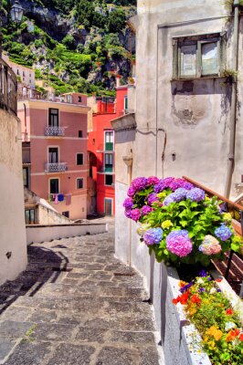 Kleurrijke bloem omzoomde straat in een kustplaatsje in Italië