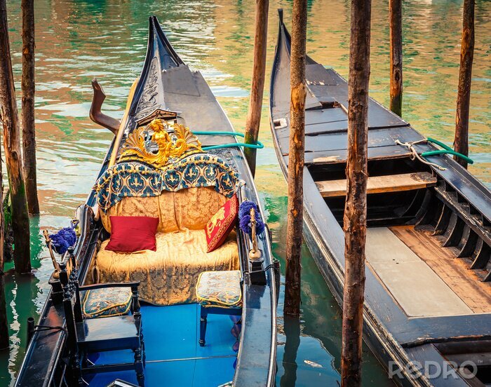 Canvas Kleurrijke gondels op het Venetiaanse kanaal