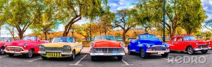 Canvas Kleurrijke groep klassieke auto's in Oud Havana, een iconisch gezicht in Cuba