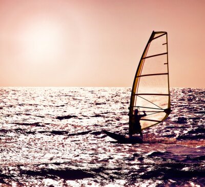 Kleurrijke sport van windsurfers