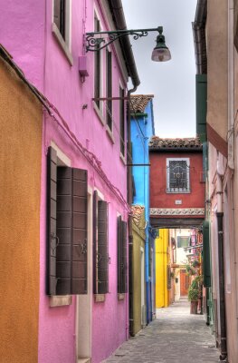 Kleurrijke steegje in Burano, Italië.