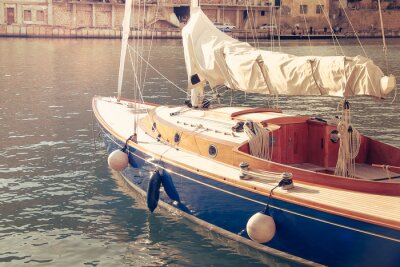 Kleurrijke zeilboot in een kanaal