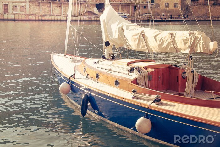 Canvas Kleurrijke zeilboot in een kanaal