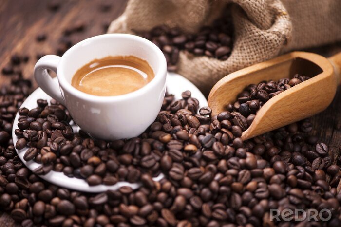 Canvas Koffie kopje close-up over donkere geroosterde koffiebonen