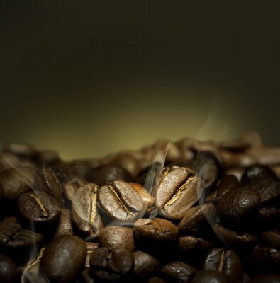 Koffiebonen op een donkere achtergrond