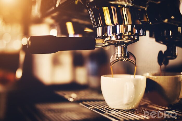 Canvas Koffiezetapparaat gieten koffie in een beker.