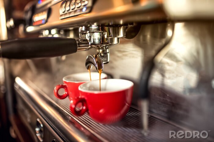 Canvas koffiezetapparaat voorbereiding van verse koffie en gieten in rode koppen in het restaurant, de bar of pub.