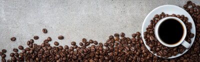 Canvas Kopje koffie met koffiebonen op de grijze steen achtergrond. bovenaanzicht