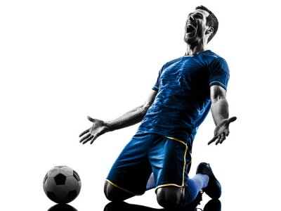 Lachende voetballer knielende blauwgrijze foto
