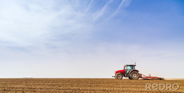 Canvas Landbouwer in tractor voorbereiding van grond met zaaibed cultivator