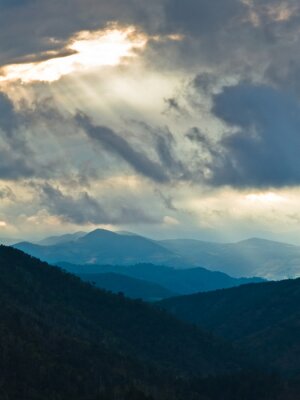 Canvas Landschap van Divcibare berg met donkere wolken bij zonsondergang