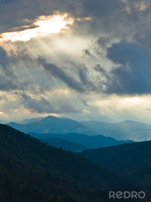 Canvas Landschap van Divcibare berg met donkere wolken bij zonsondergang