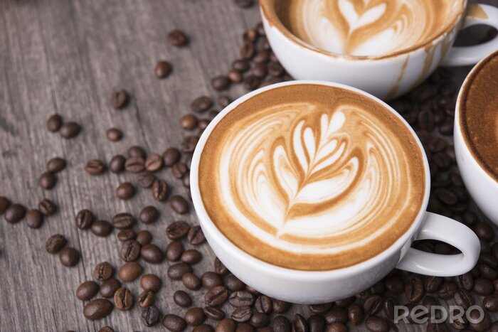 Canvas latte of cappuccino met schuimige schuim, koffiekopje bovenaanzicht op tafel in café.