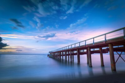 Lege pier met hemel op de achtergrond