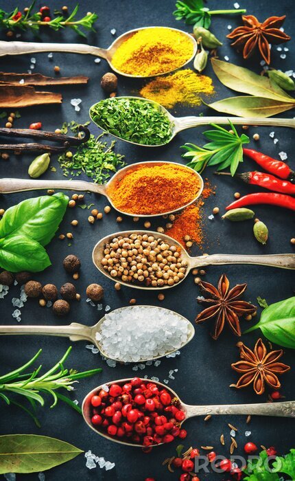 Canvas Lepels met specerijen op donkere achtergrond