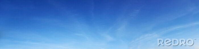 Canvas Levendige kleuren panoramische hemel met wolken op een zonnige dag. Mooie cirruswolk.