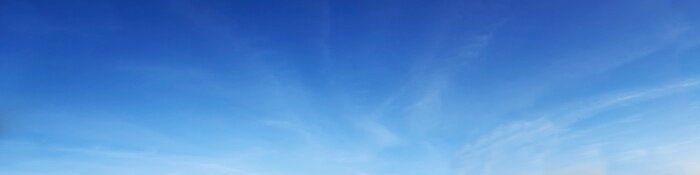 Canvas Levendige kleuren panoramische hemel met wolken op een zonnige dag. Mooie cirruswolk.