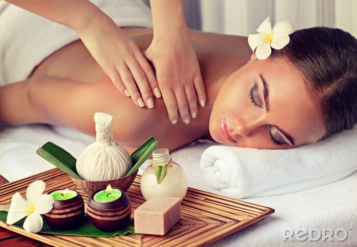 Canvas Lichaamsverzorging. Spa body massage behandeling. Vrouw die massage in de spa salon