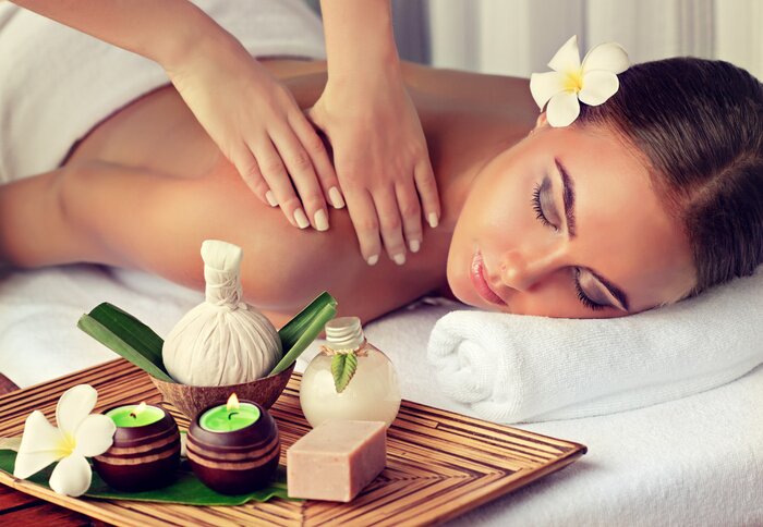 Canvas Lichaamsverzorging. Spa body massage behandeling. Vrouw die massage in de spa salon