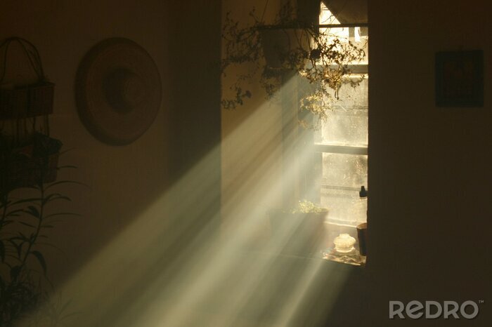 Canvas lichtstralen die uit een raam in een oud landhuis komen