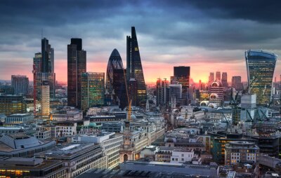 LONDON, Verenigd Koninkrijk - 27 januari 2015: Londen panorama in de zon set.