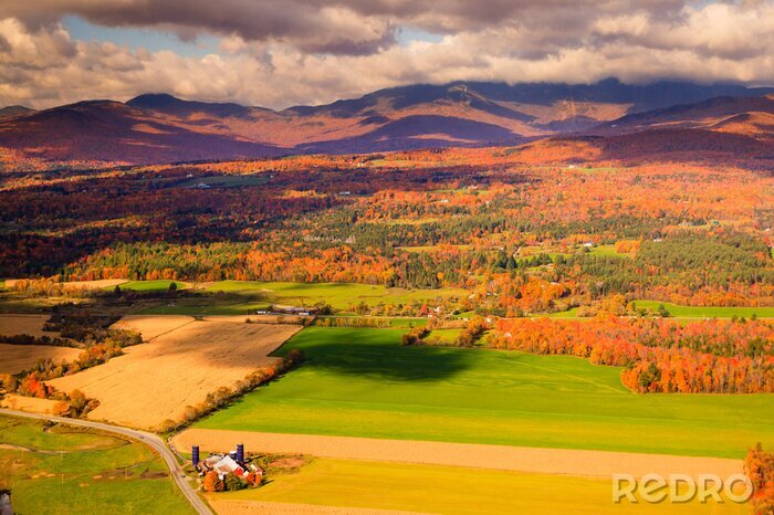 Canvas Luchtfoto van het platteland in de herfst bladeren met Mt. Ma