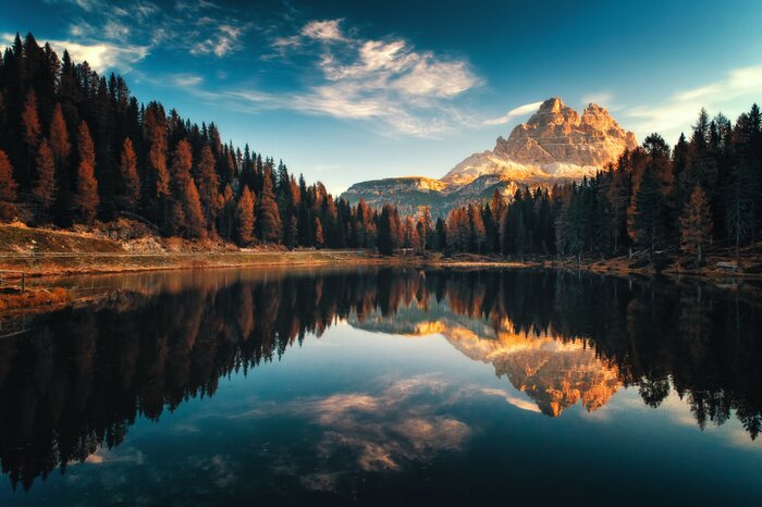 Canvas Luchtmening van Lago Antorno, Dolomiet, het landschap van de Meerberg met de piek van Alpen, Misurina, Cortina-d'Apezzo, Italië