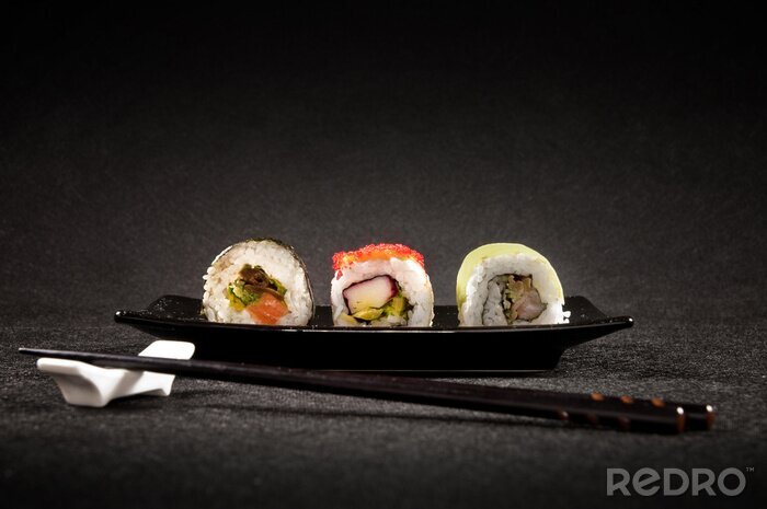 Canvas Luxe sushi op een zwarte achtergrond - Japanse keuken