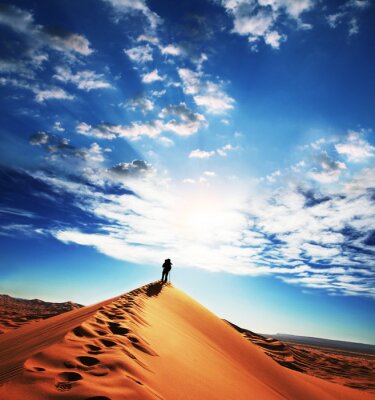 Man in de woestijn