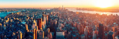 Manhattan en panorama bij zonsondergang