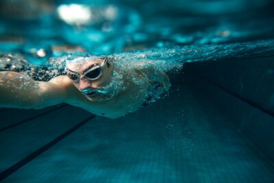 Canvas Mannelijke zwemmer in het zwembad zwembad.Onderwater foto.