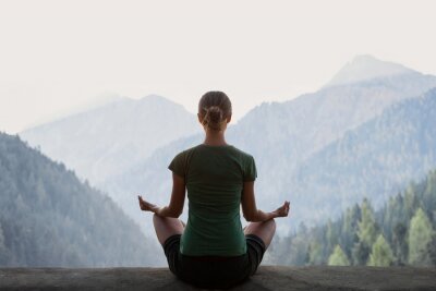 Canvas Mediterende yogini tegen een berglandschap