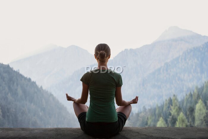 Canvas Mediterende yogini tegen een berglandschap